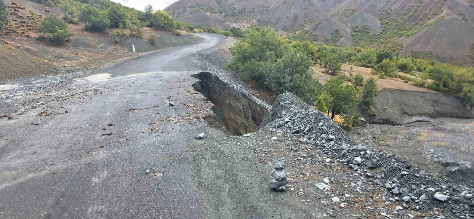 Elazığ’da yağışlarla birlikte Gökdere-Köklüce köy yolunda çökme ve kaya düşmesi
