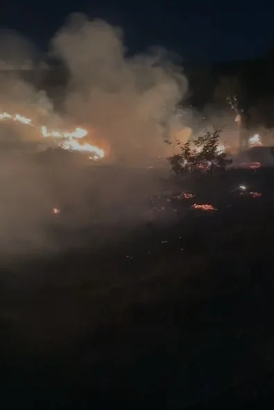 Elazığ’ın iki ilçesinde otluk alanda çıkan yangınlar itfaiye ekipleri ve