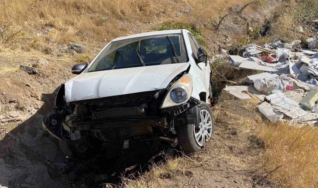 Elazığ’da sürücüsünün direksiyon hakimiyetini kaybettiği otomobil şarampole uçtu. Kazada 3