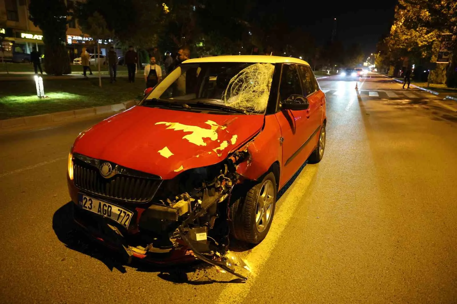 Elazığ’da yolun karşısına geçmeyen çalışan 2 kişi, otomobilin çarpması sonucu