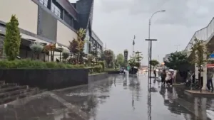 Elazığ’da fırtına ve sağanak yağış etkili olurken, vatandaşlar zor anlar