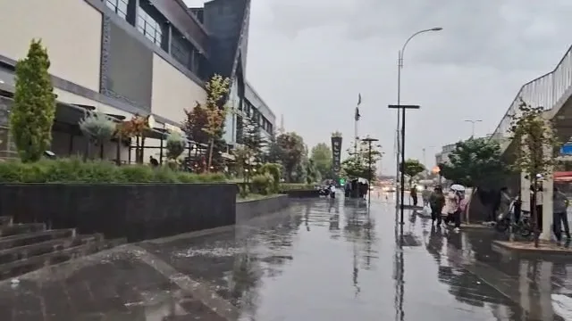 Elazığ’da fırtına ve sağanak yağış etkili olurken, vatandaşlar zor anlar