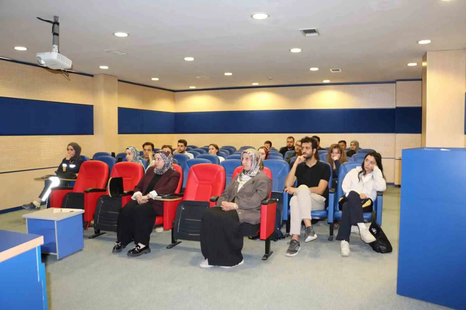 Elazığ’da 112 Ambulans Servisi’nde yeni göreve başlayan çalışanlara eğitim verildi.