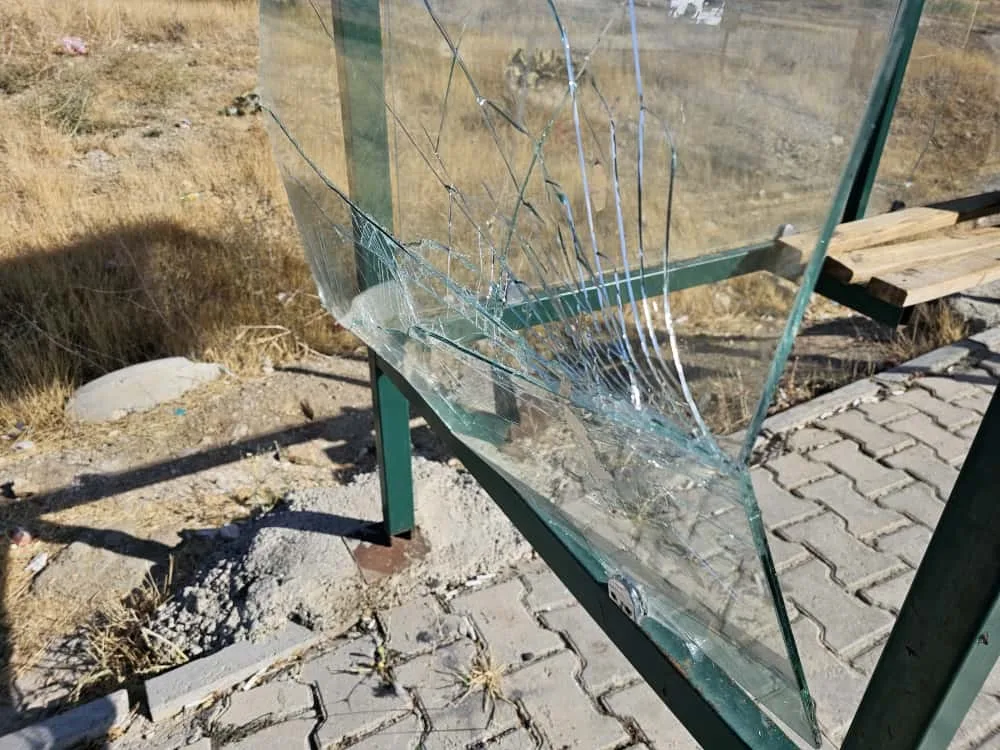 Elazığ’da şehir magandaları belediyeye ait otobüs durağının camlarını kırdı. Olay,