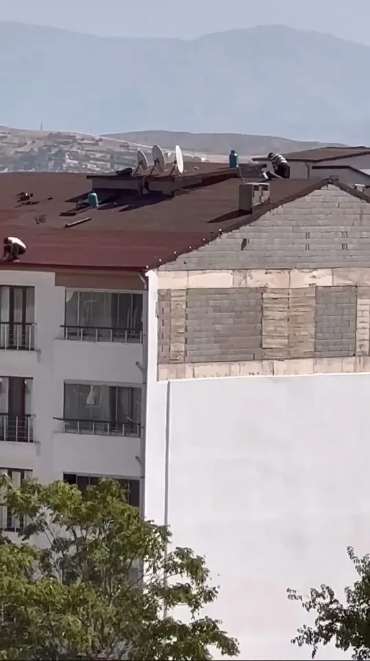 Elazığ’da çatı tamiri yapan işçilerin hiçbir güvenlik önlemi almadan çalışması