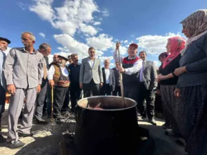 Elazığ Valisi Numan Hatipoğlu’nun Kurtdere köyünde orcik (cevizli sucuk) yapan