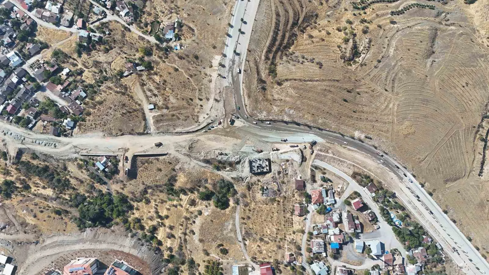 Elazığ Belediyesi tarafından Prof. Dr. Necmettin Erbakan Bulvarı Zafran Kavşağı