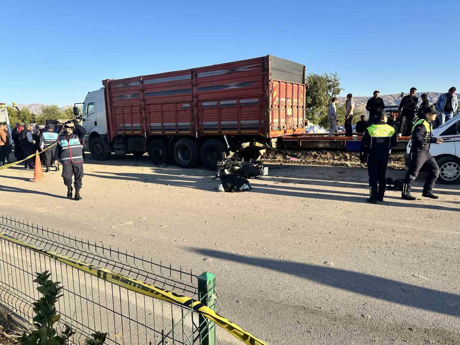 Elazığ’da motosikletin park halindeki kamyona çarpması sonucu meydana gelen kazada