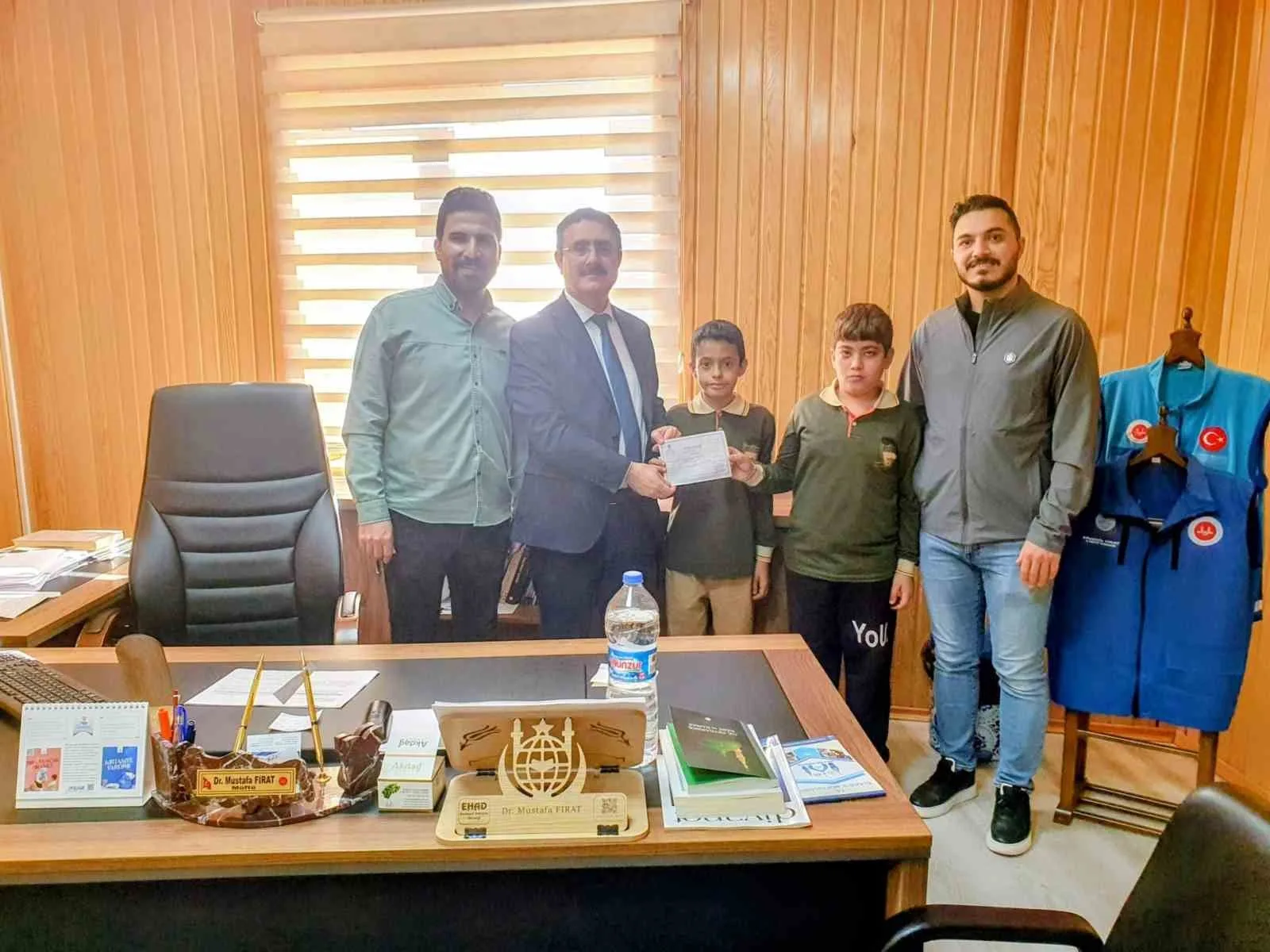 Elazığ’da ortaokulu öğrencileri Filistin’e destek için aralarında topladıkları parayı Türkiye