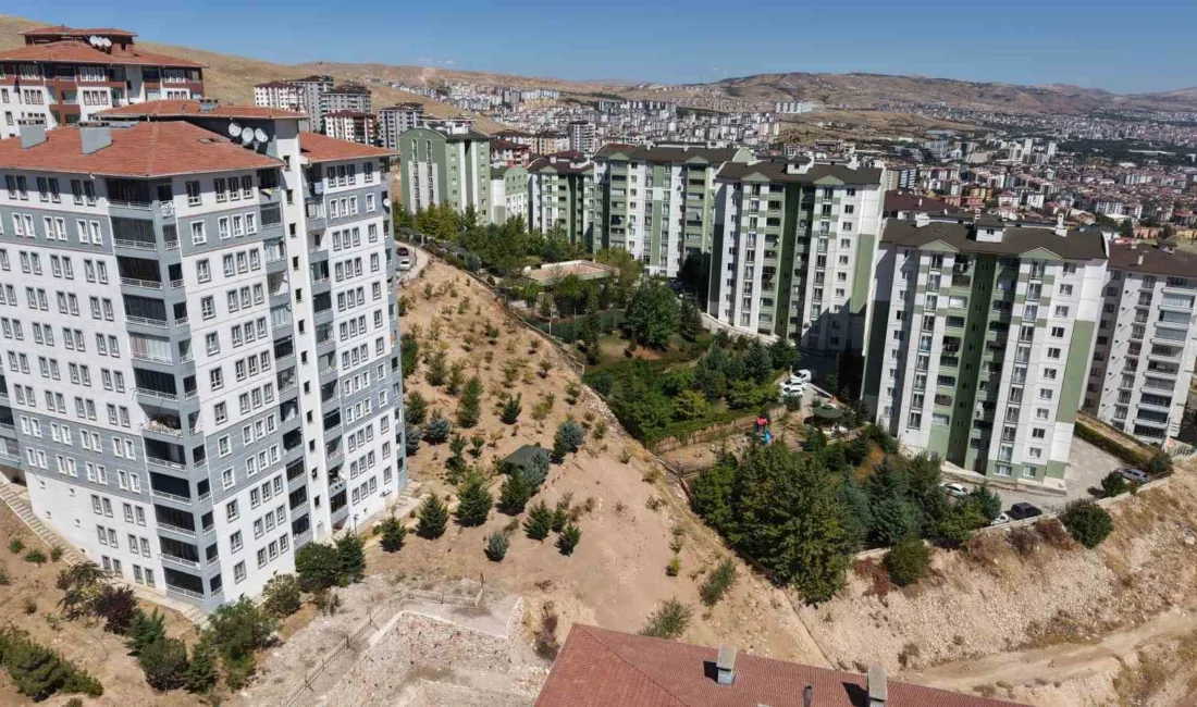 Elazığ’da yaşayan Kenan Eskibağlar, 2020 depremi sonrası yıkılacak binaların önündeki