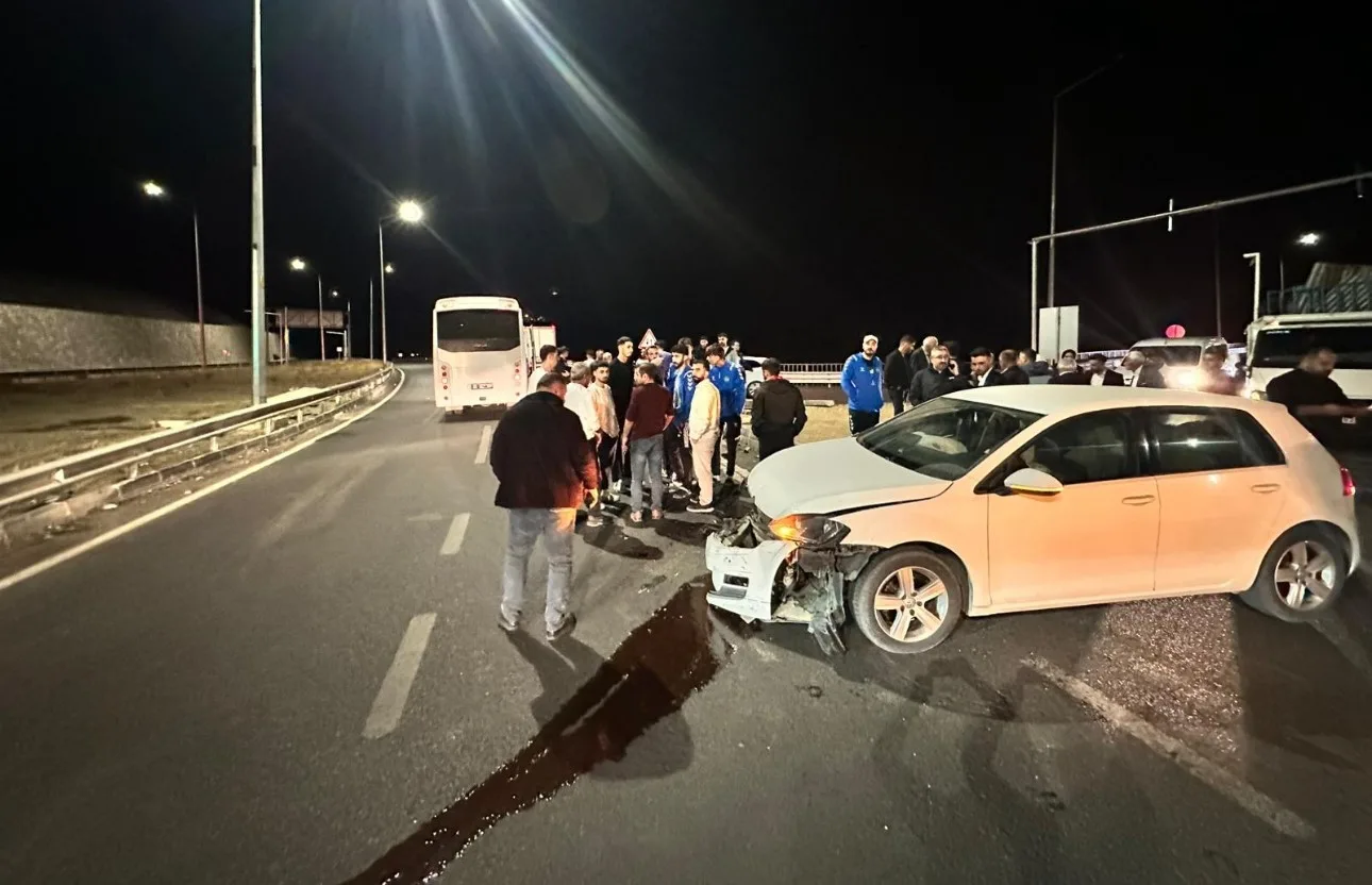 Hakkari-Van karayolunda Elazığspor oyuncularını taşıyan otobüs ile otomobilin çarpışması sunucu