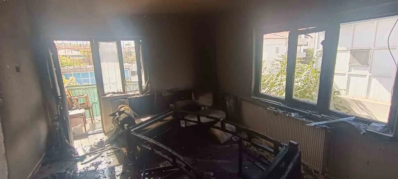 Kahramanmaraş’ta bir ikamette çıkan yangın itfaiye ekiplerince söndürüldü. Yangın, Elbistan