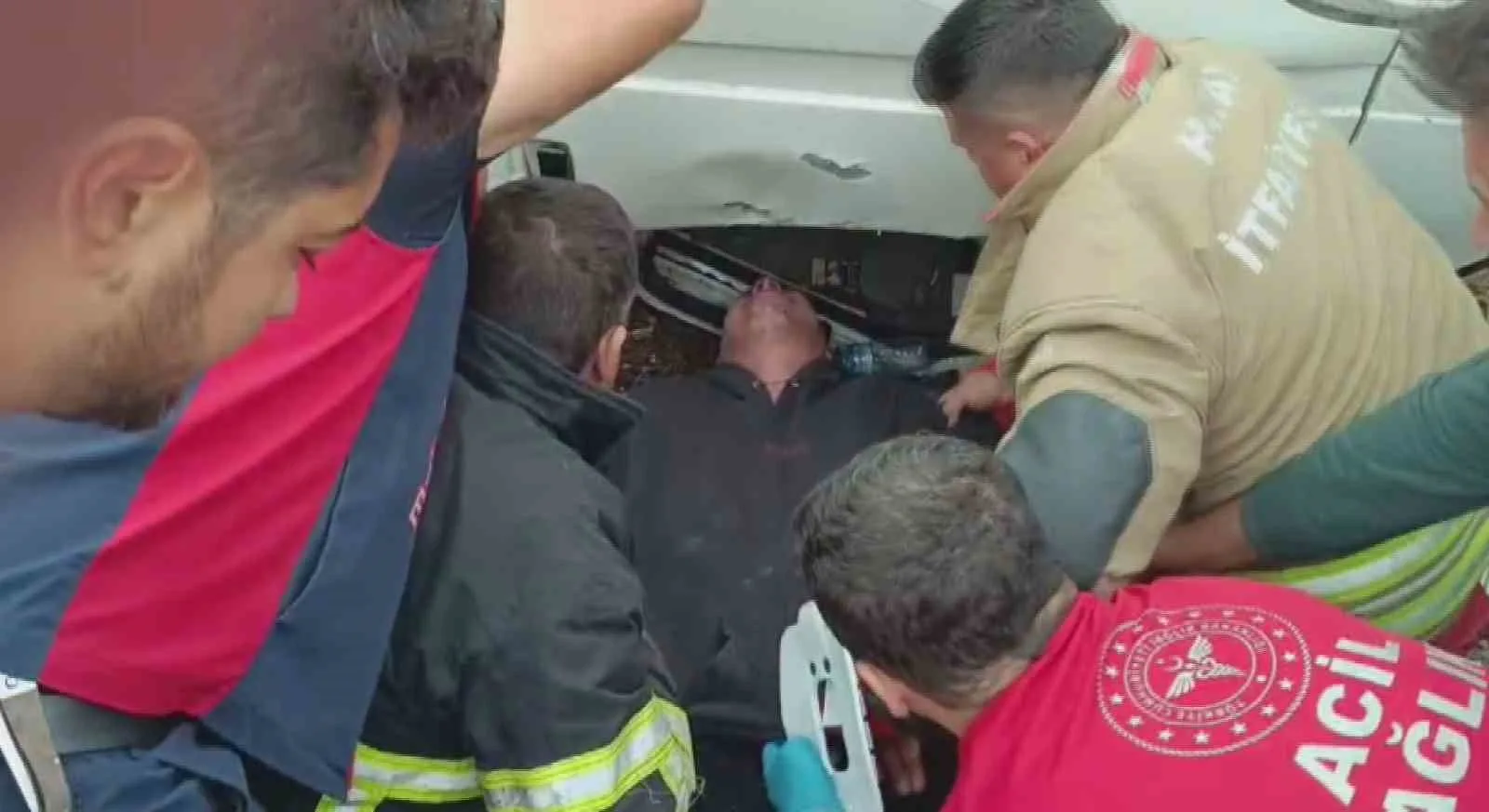 Hatay’da elektrik direğine çarpıp ters dönen minibüste sıkışan şoför ve