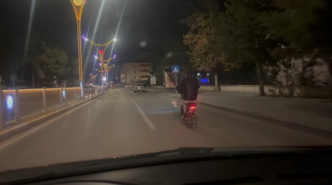 Erzincan’da elektrikli bisiklet sürücüsünün trafikte bacak bacak üstüne atarak ilerlemesi