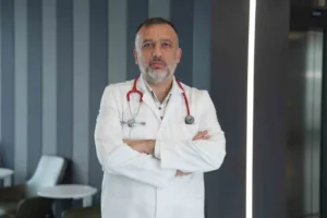 Elektronik sigaranın gençler için sinsi bir tehlike olduğunu belirten Prof.