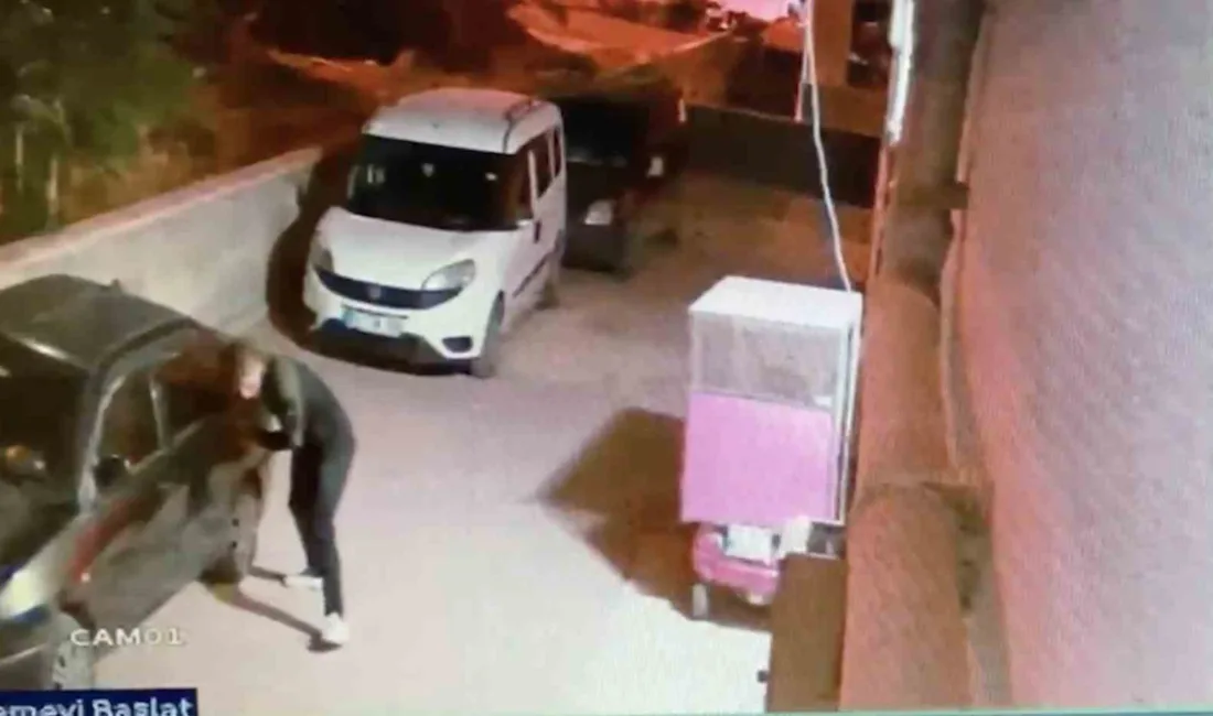 Çorum’da bir şahıs, elindeki bıçakla park halindeki araçların lastiklerini tek