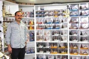 Emeklilik hayatını el sanatına adayan Ziya Bayraktar, Samsun’daki atölyesinde Karadeniz’in