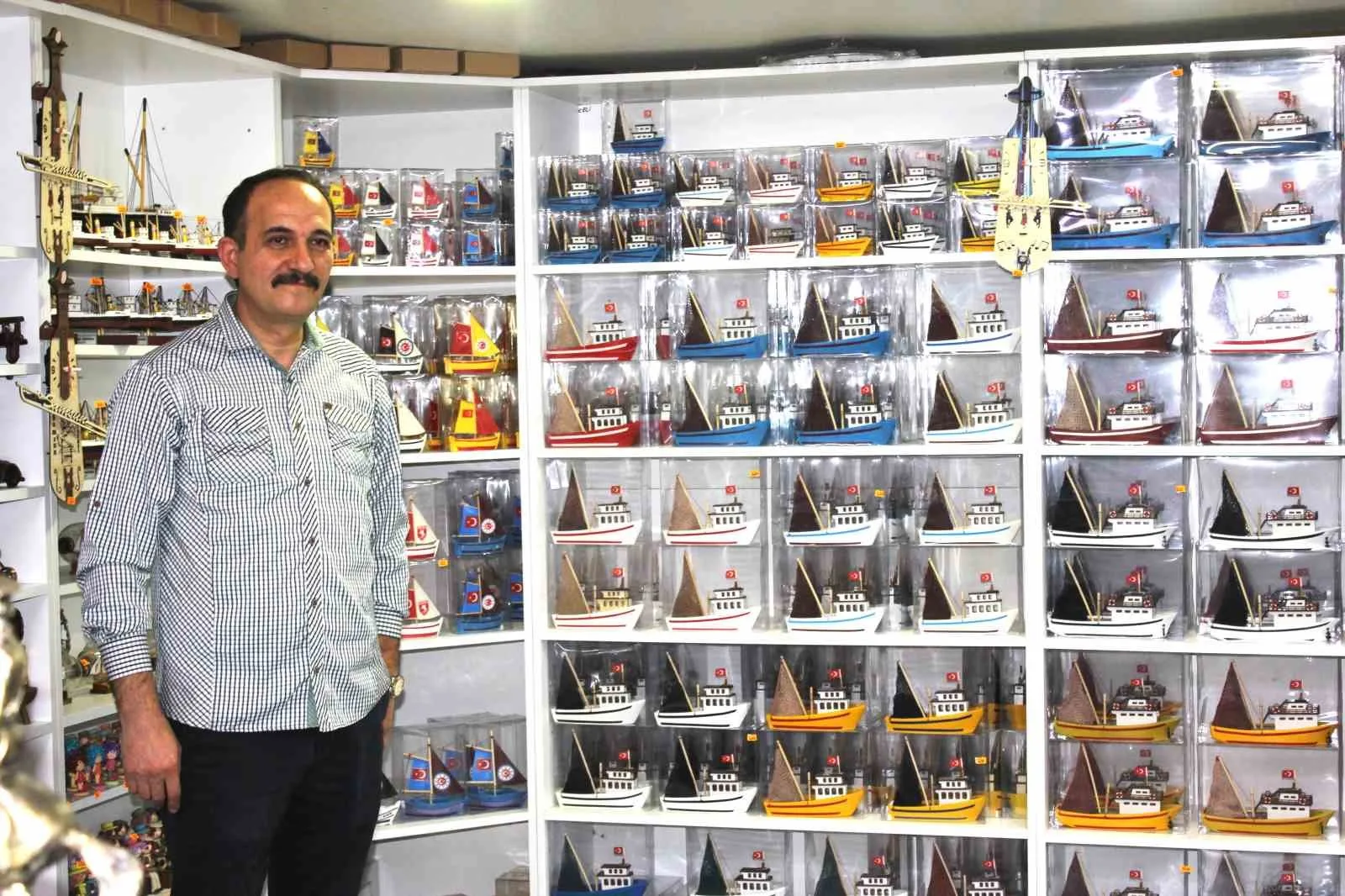 Emeklilik hayatını el sanatına adayan Ziya Bayraktar, Samsun’daki atölyesinde Karadeniz’in