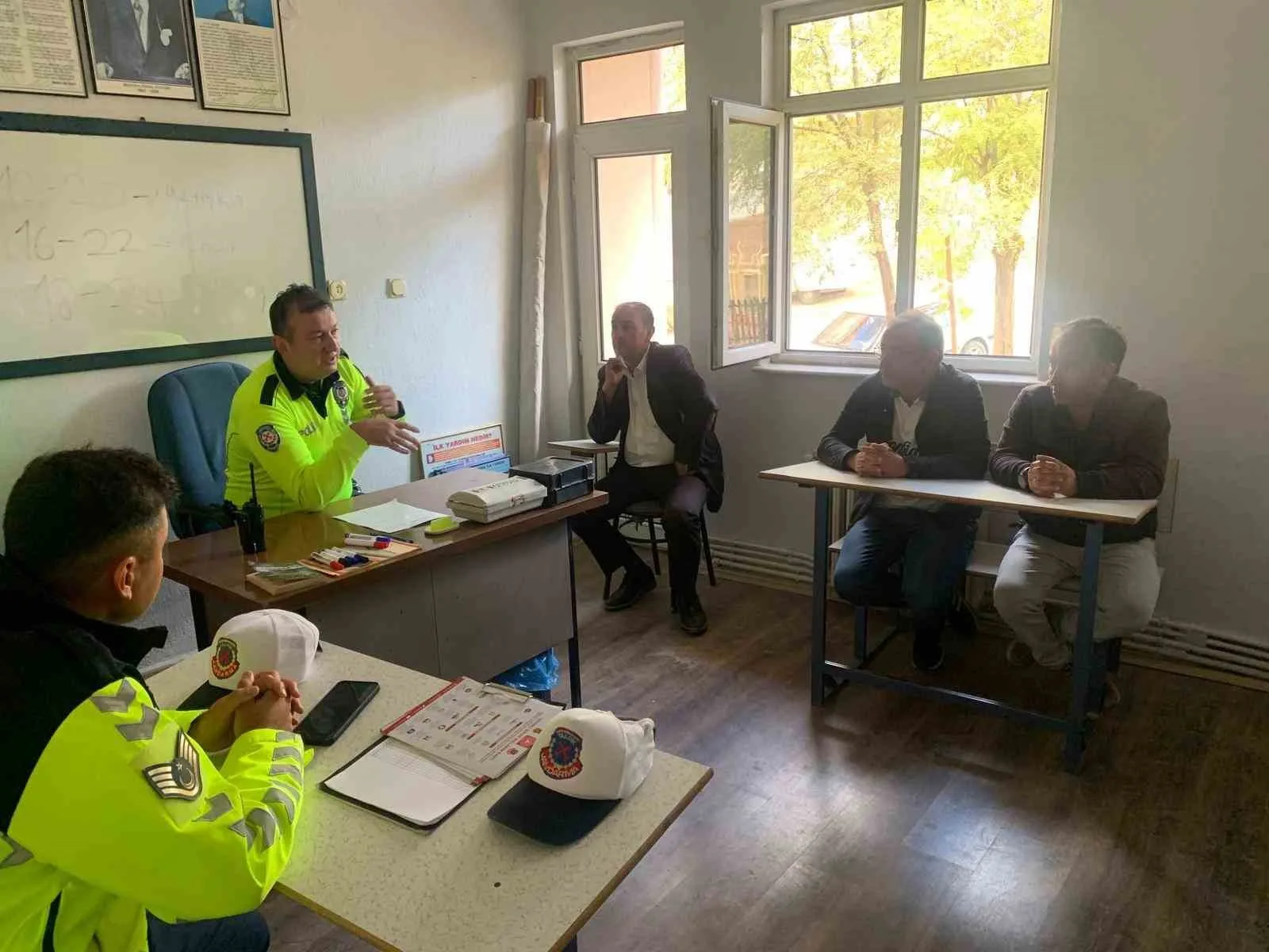 Kütahya’nın Emet İlçesinde öğrenci güvenliğini artırmak amacıyla okul servis şoförlerine