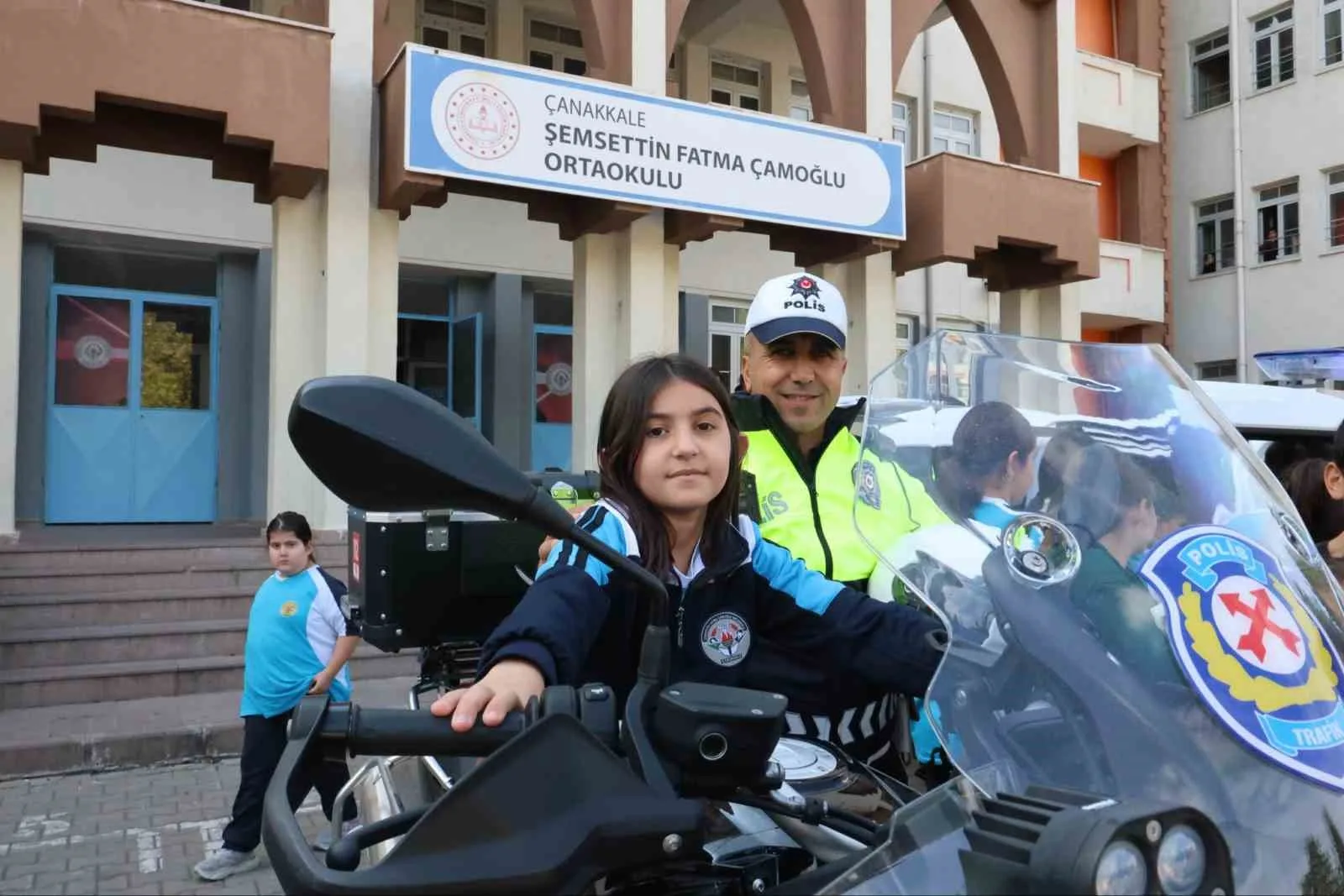 Çanakkale’de emniyet ekipleri ortaokul öğrencileriyle bir araya gelerek akran zorbalığı