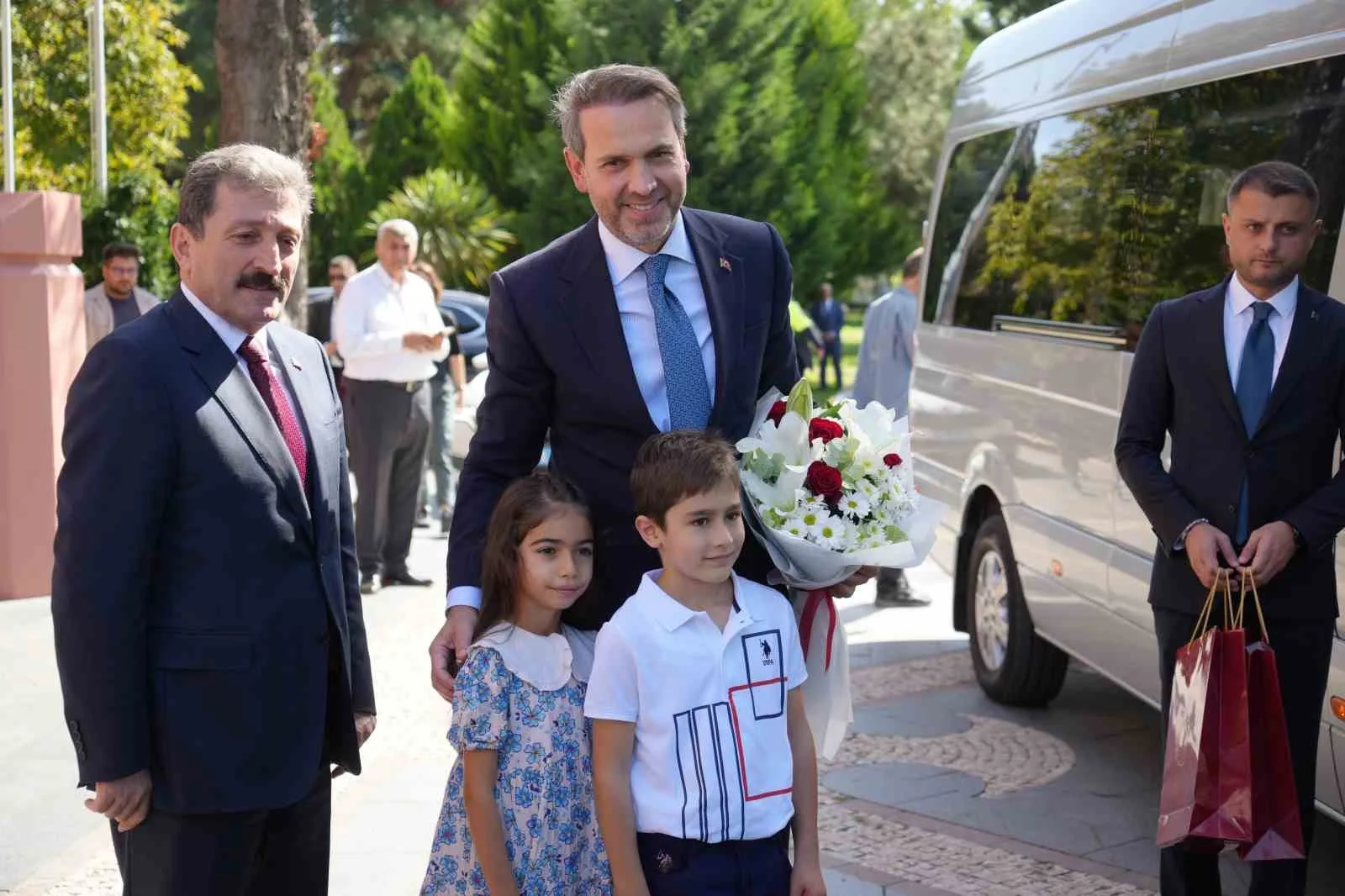 Enerji ve Tabii Kaynaklar Bakanı Alparslan Bayraktar, bir dizi ziyaret