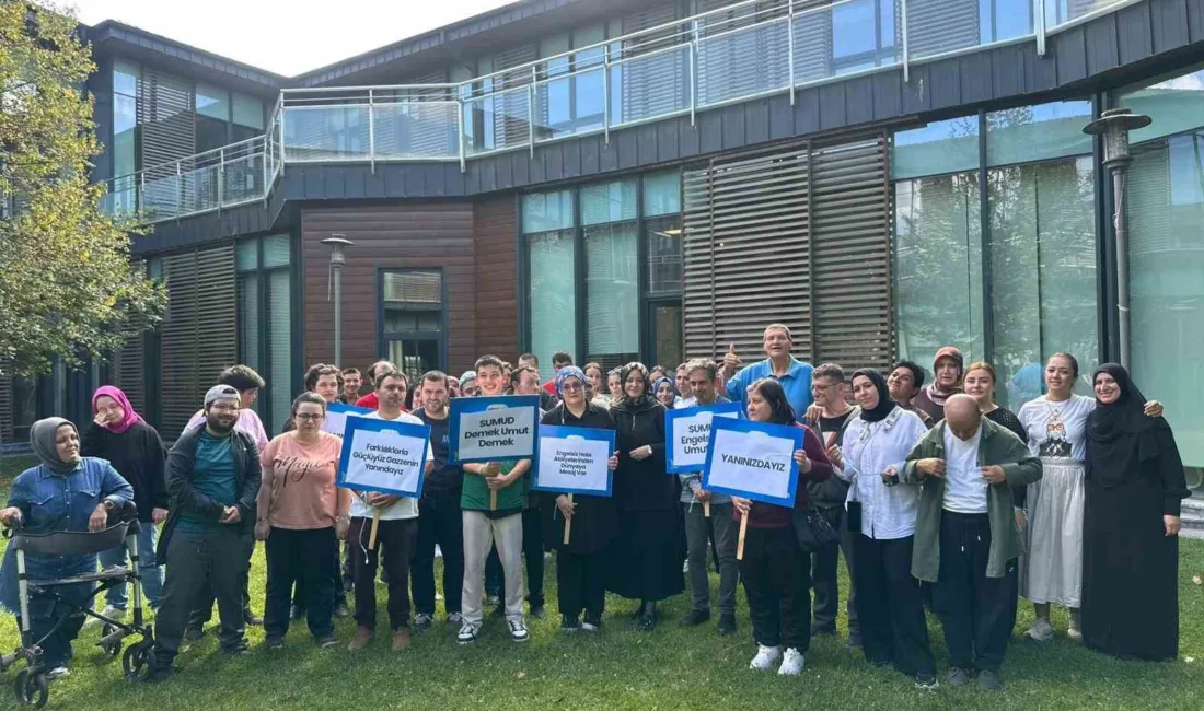 Sakarya Büyükşehir Belediyesi Engelsiz Hobi Atölyeleri’nde düzenlenen etkinlikte, öğrenciler mavi