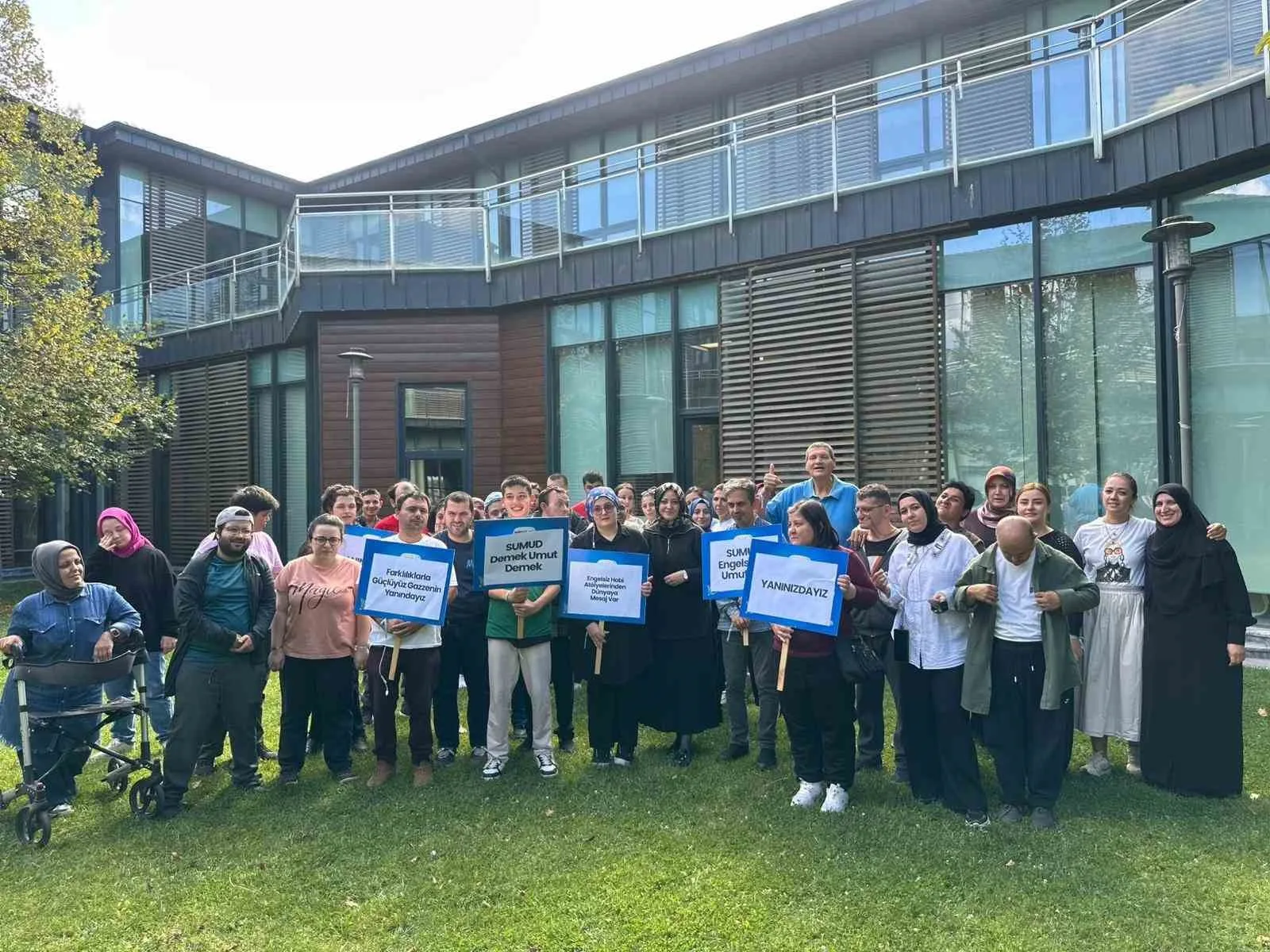 Sakarya Büyükşehir Belediyesi Engelsiz Hobi Atölyeleri’nde düzenlenen etkinlikte, öğrenciler mavi