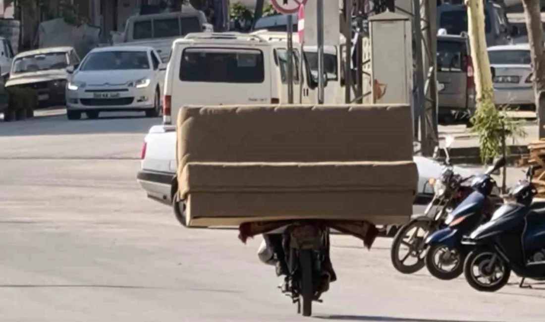 Tokat’ın Erbaa ilçesinde bir vatandaşın motosikletine yüklediği koltuk takımıyla cadde