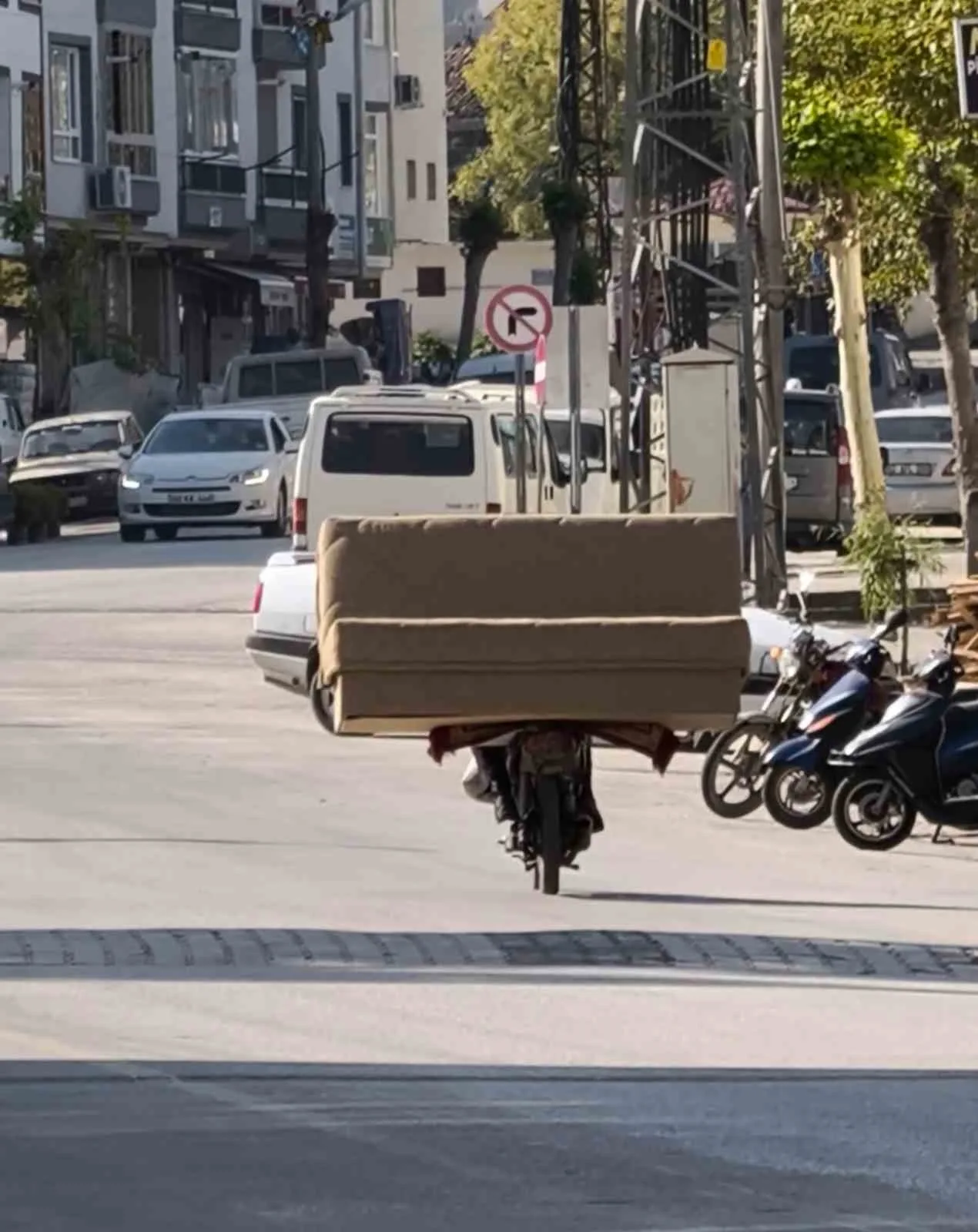 Tokat’ın Erbaa ilçesinde bir vatandaşın motosikletine yüklediği koltuk takımıyla cadde