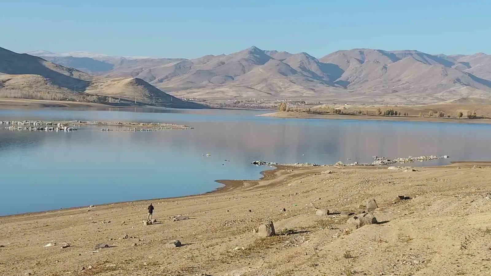 VAN (İHA) – Van’ın Erciş ilçesinde etkisini sürdüren kuraklık, barajlardaki