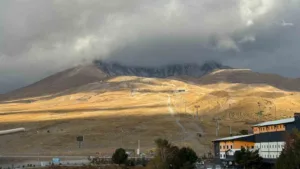 Erciyes Dağı, mevsimin ilk karının yağması ile beyaza büründü. Türkiye’nin