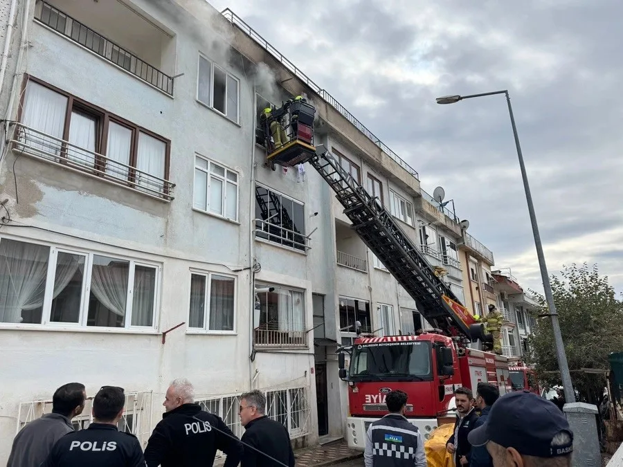 Balıkesir’in Erdek ilçesinde, Alaattin Mahallesi’nde bulunan bir apartmanın üçüncü katında