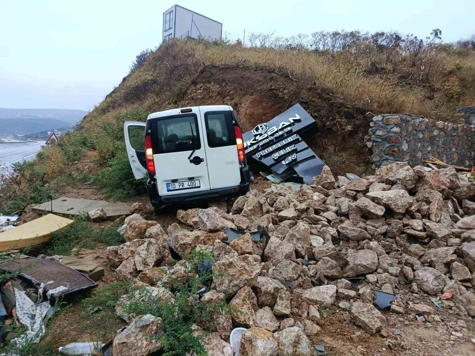 Balıkesir’in Erdek ilçesinde yağış nedeniyle kayganlaşan yolda kontrolden çıkan aracın