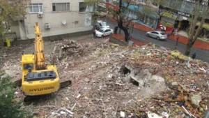 Zonguldak’ın Ereğli ilçesinde, yıkım çalışması yapılan eski sağlık ocağı binasının