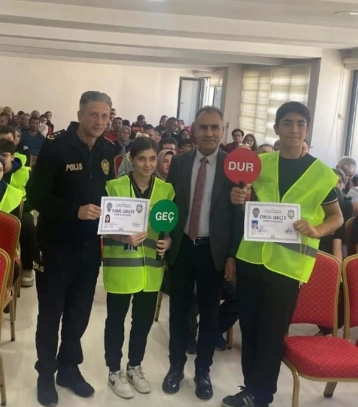 Konya’nın Ereğli ilçesinde, öğretmen, öğrenci, veli ve okul geçit görevlilerine