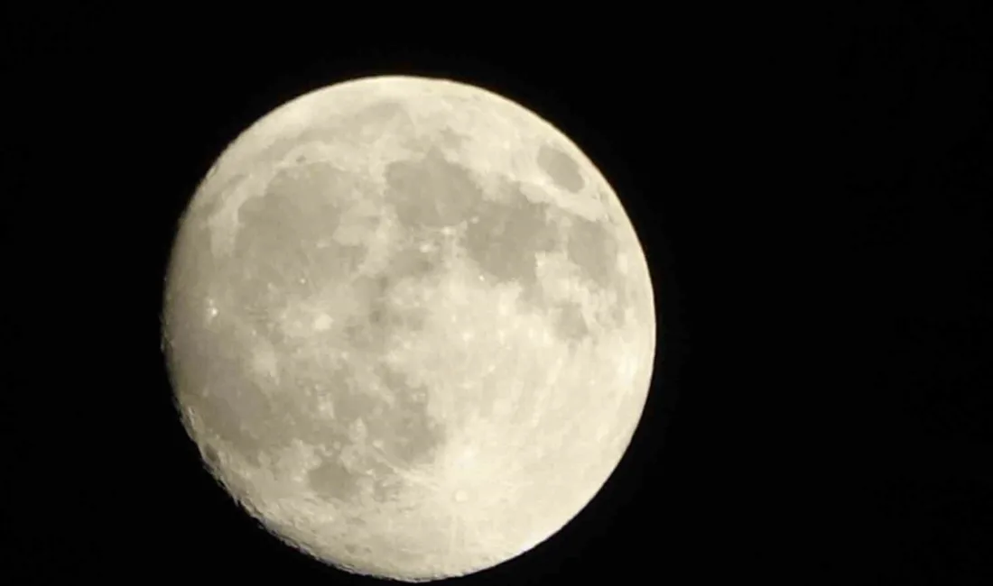 Van’ın sembollerinden biri olan Erek Dağı’nın ihtişamlı silueti üzerinde yükselen
