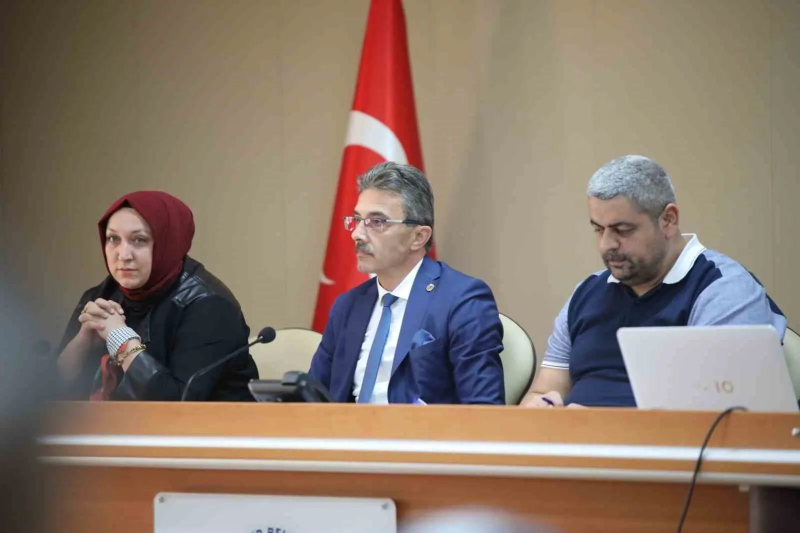 Ekim Ayı Olağan Meclis Toplantısında konuşan Erenler Belediye Başkanı Şenol
