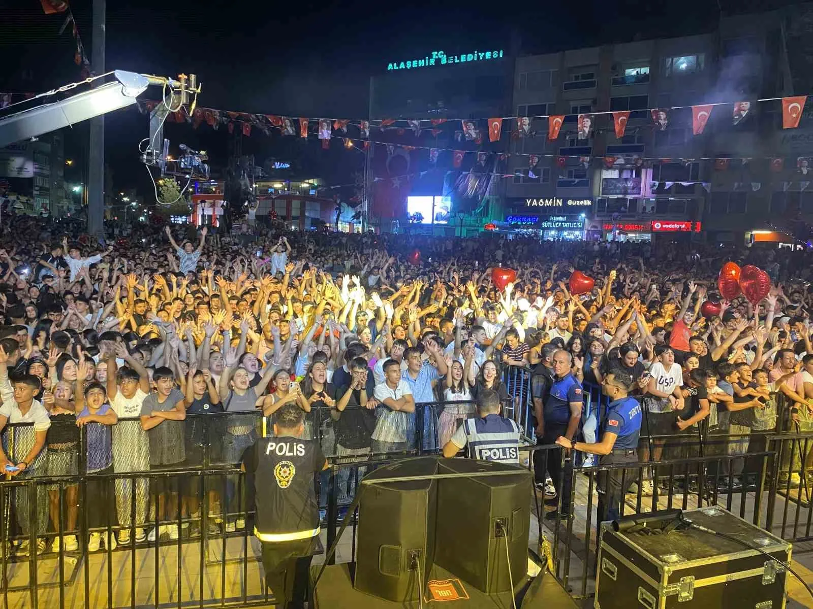 Manisa’nın Alaşehir ilçesinde sağanak yağmur ve elektrik kaçağı tehlikesi nedeniyle