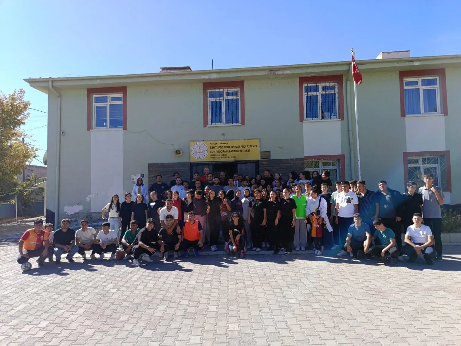 Erciyes Üniversitesi (ERÜ) Spor Bilimleri Fakültesi Öğretmenlik Bölümü öğrencileri Topluma