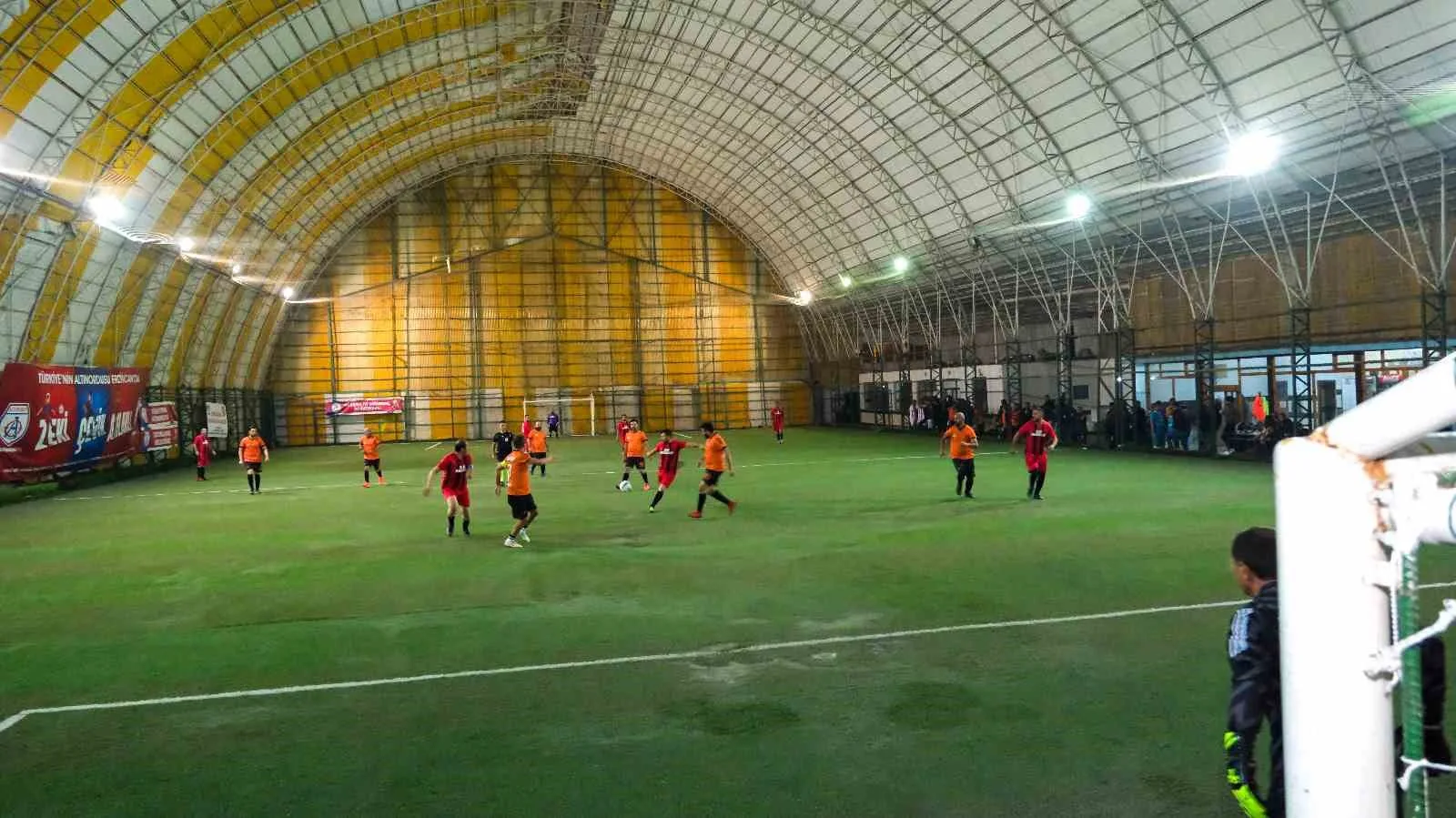 Erzincan Belediyesi tarafından düzenlenen birimler arası halı saha futbol turnuvası