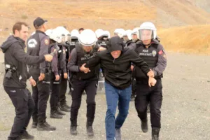 Erzincan İl Emniyet Müdürlüğü’nün hizmet içi eğitimleri kapsamında düzenlenen çevik