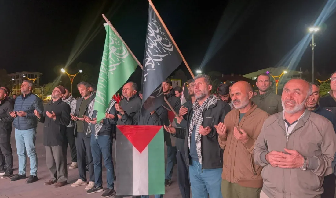 Erzincan’da vatandaşlar, Sumud Filosu’na yapılan saldırı sonrası Cumhuriyet Meydanı’nda toplanarak