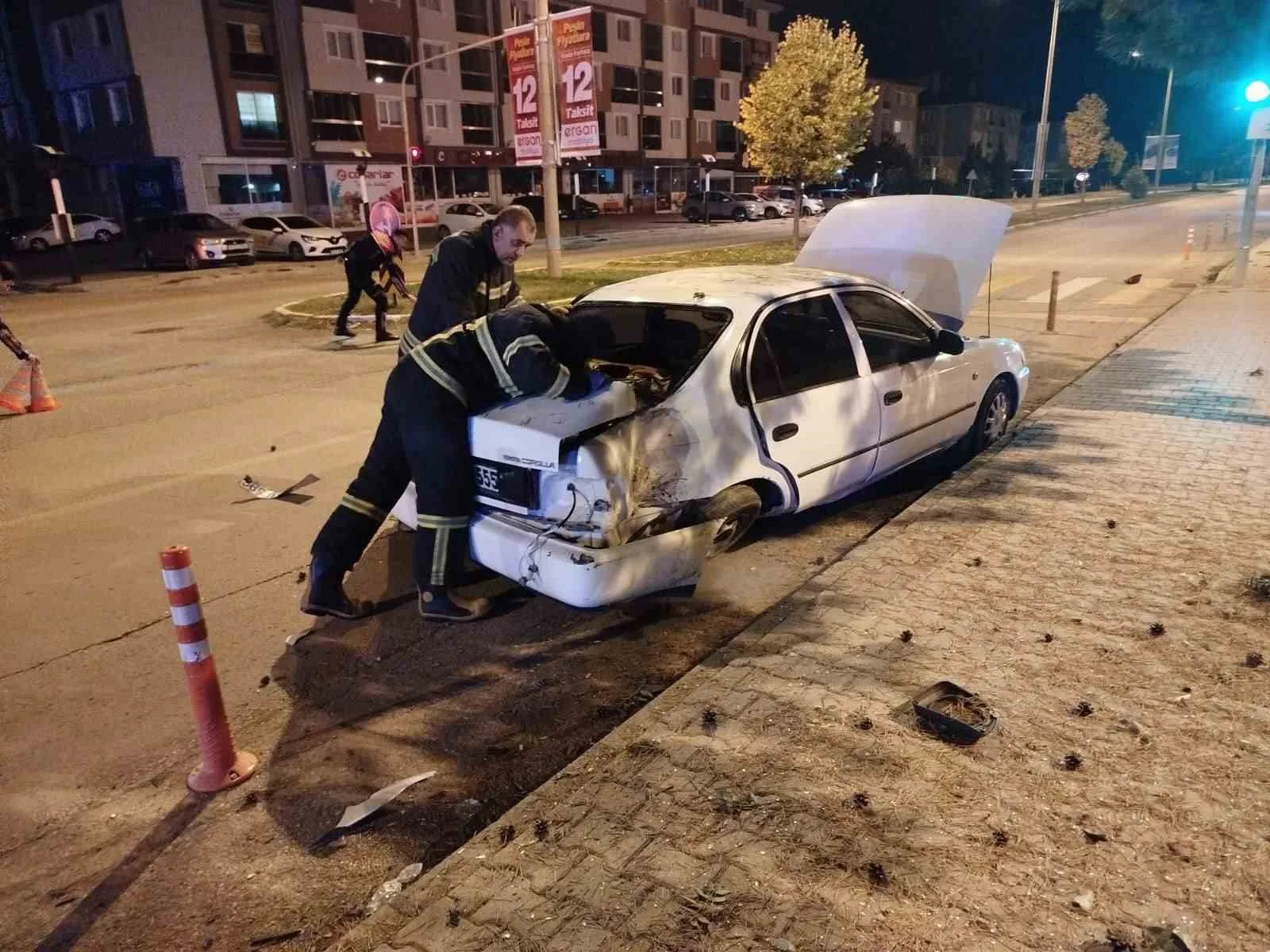 Erzincan Yeni Mahalle’de iki otomobilin çarpışması sonucu meydana gelen trafik