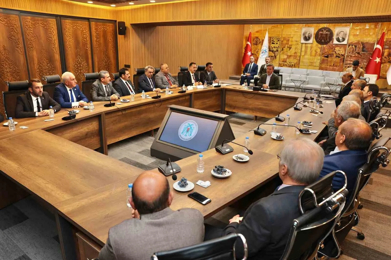 Erzincan Valisi Hamza Aydoğdu, başkanlığında düzenlenen toplantıda projeler ele alındı.