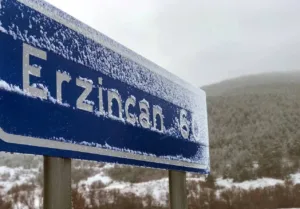 Erzincan kent merkezinde aralıklı sağanak yağış yüksek kesimlerde kar yağışı