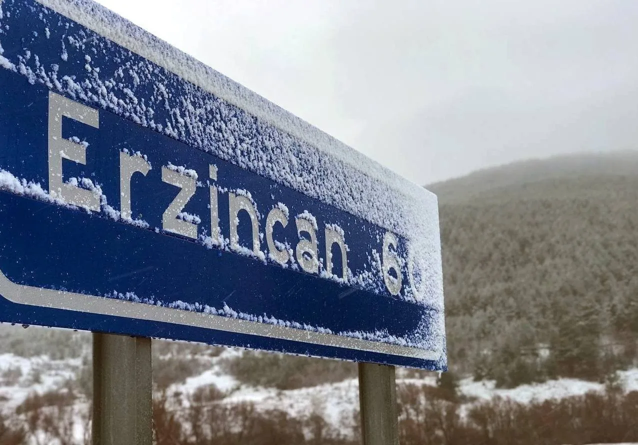 Erzincan kent merkezinde aralıklı sağanak yağış yüksek kesimlerde kar yağışı