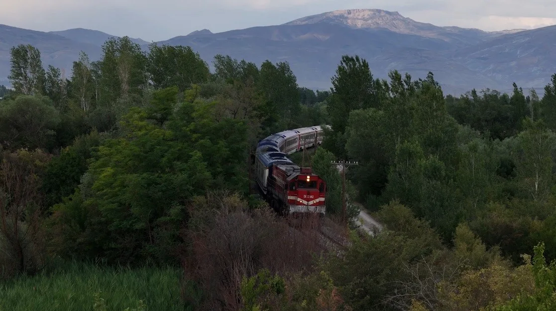 Seyrine doyumsuz manzara eşliğinde Sivas Divriği’den-İliç Erzincan güzergâhına yol alan,