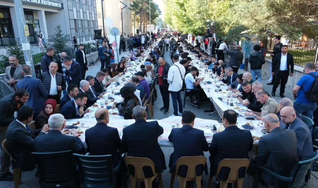 Üniversiteyi kazanarak Erzincan’a gelen üniversite öğrencileri Kütüphane Sokakta düzenlenen kahvaltı