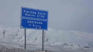 Hava sıcaklığının 10 derece düştüğü Erzincan’ın yüksek kesimlerine kar yağdı.