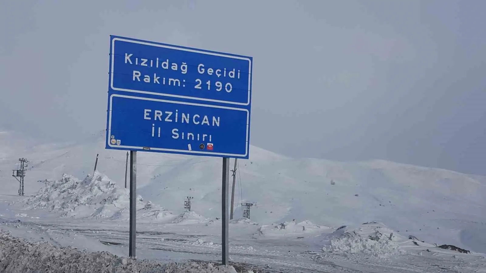 Hava sıcaklığının 10 derece düştüğü Erzincan’ın yüksek kesimlerine kar yağdı.